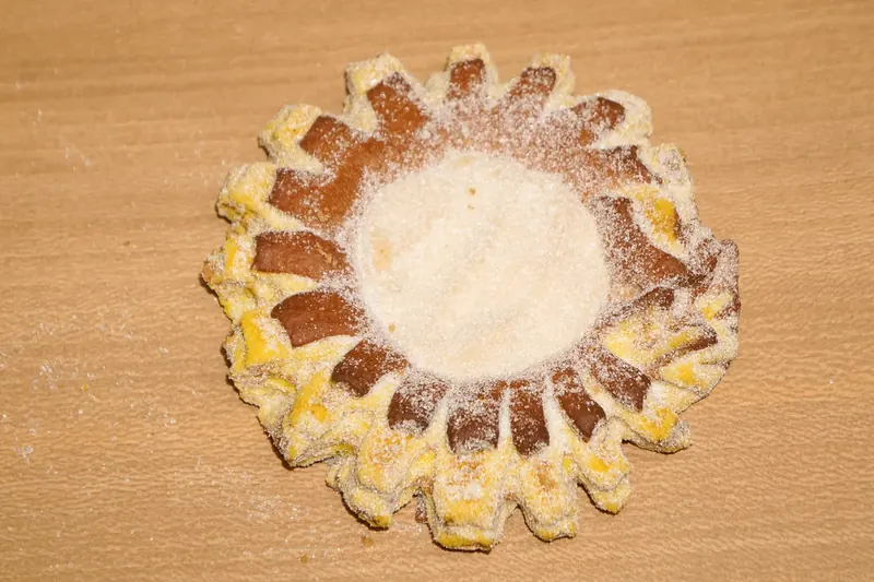 Sunflower-shaped girasol pastry