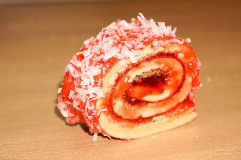 Niño envuelto rolled with jam and coconut