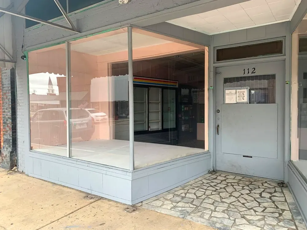 The front of Dos Caminos Bakery at 112 S Elm St